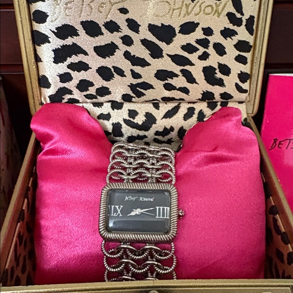 Betsey Johnson chain watch with case and pillow - Picture 13 of 14